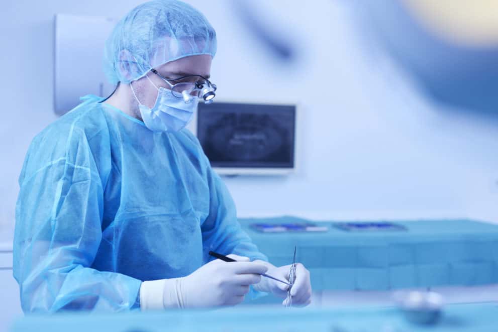 r_06A0307 Minimal-Invasiver Knochenaufbau für feste Zähne auf Implantaten